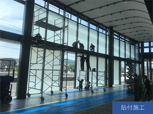 ㈱広島マツダ西条店様　大型プロジェクションフィルム施工の様子